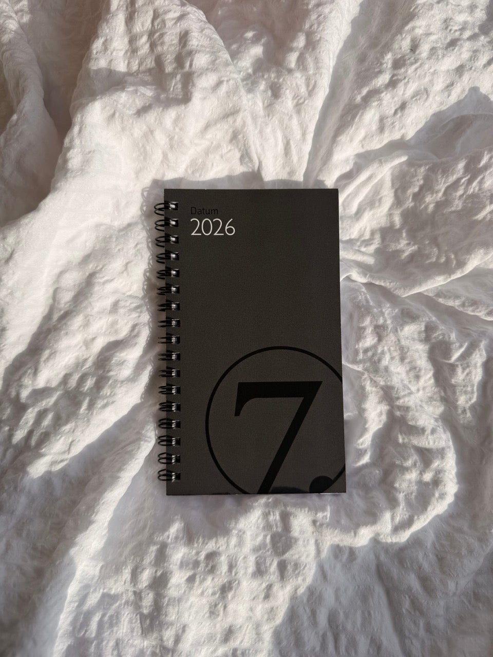 Kalender 2026 7.Sans Datum Refill Grå
