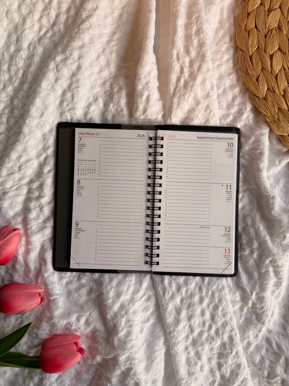 Kalender 2026 7.Sans Datum Refill Omslag Sort