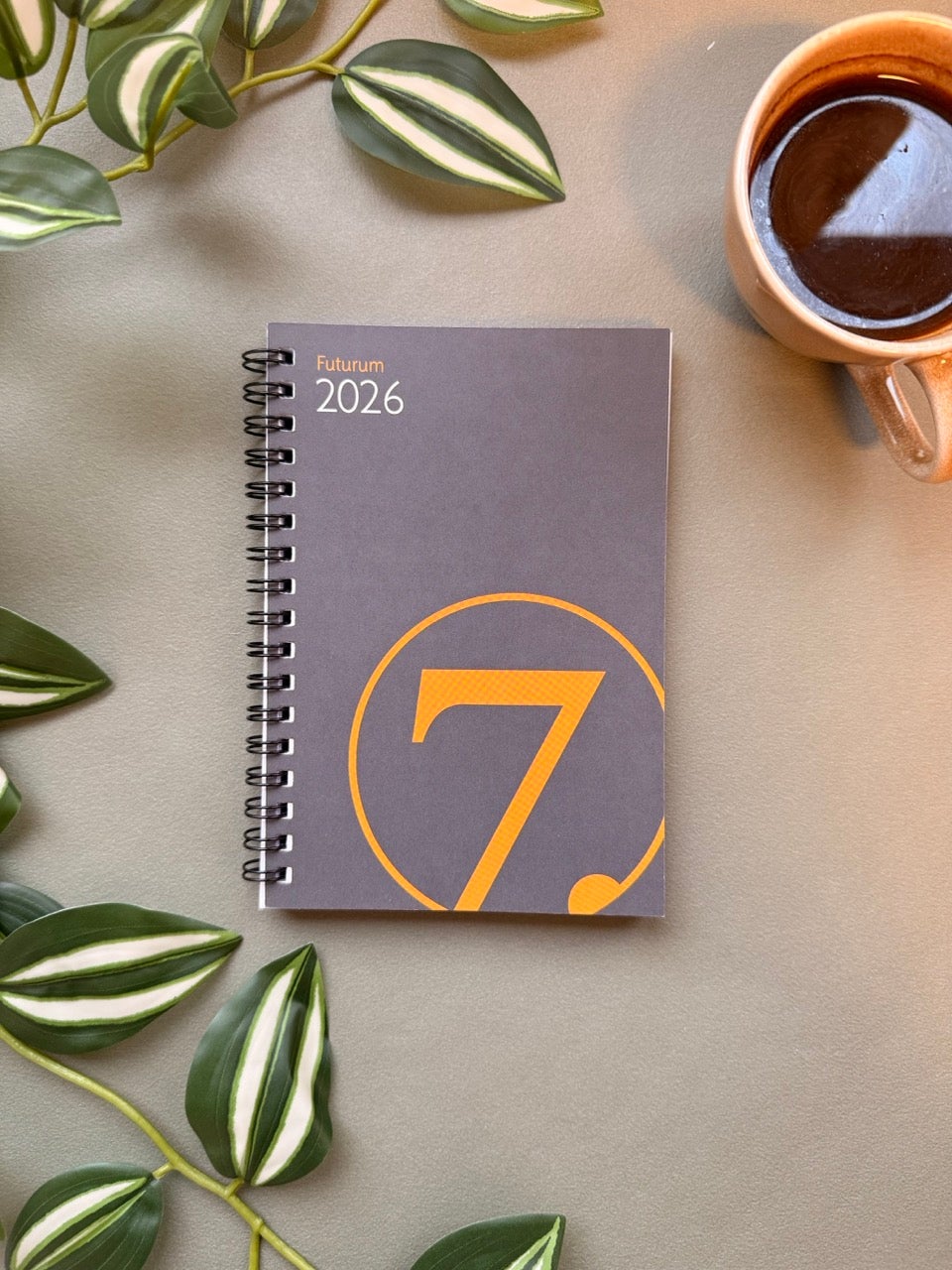 Kalender 2026 7.Sans Futurum Refill Grå