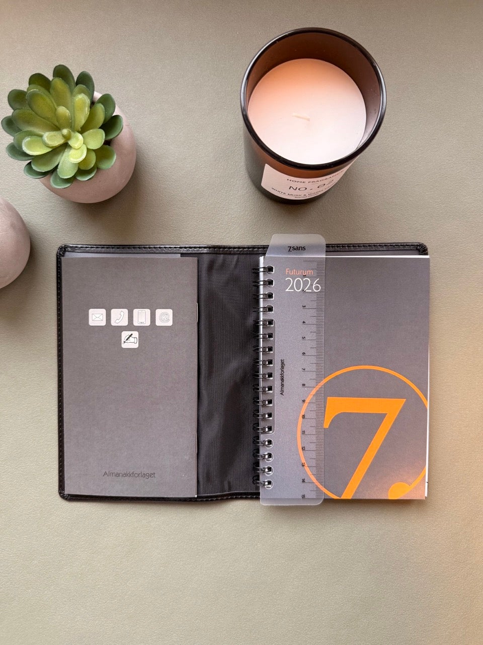 Kalender 2026 7.Sans Futurum Refill i omslag Sort
