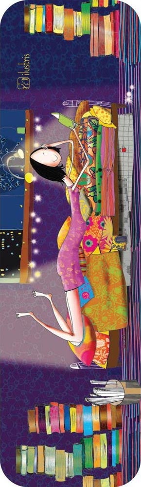 Bokmerke 6x21 Ilustris, jente leser oppå senga