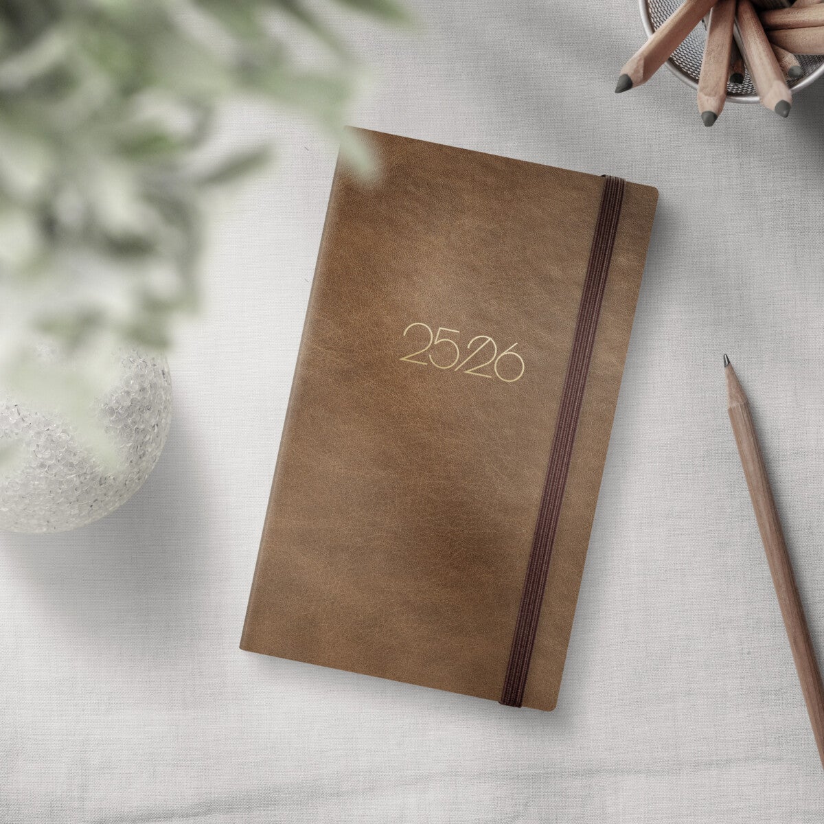 Kalender Grieg Slim myk 25/26 cognac