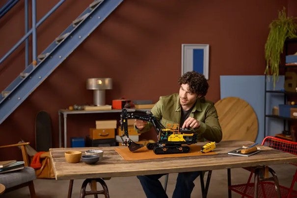 Lego Volvo EC500 Hybrid gravemaskin 42215