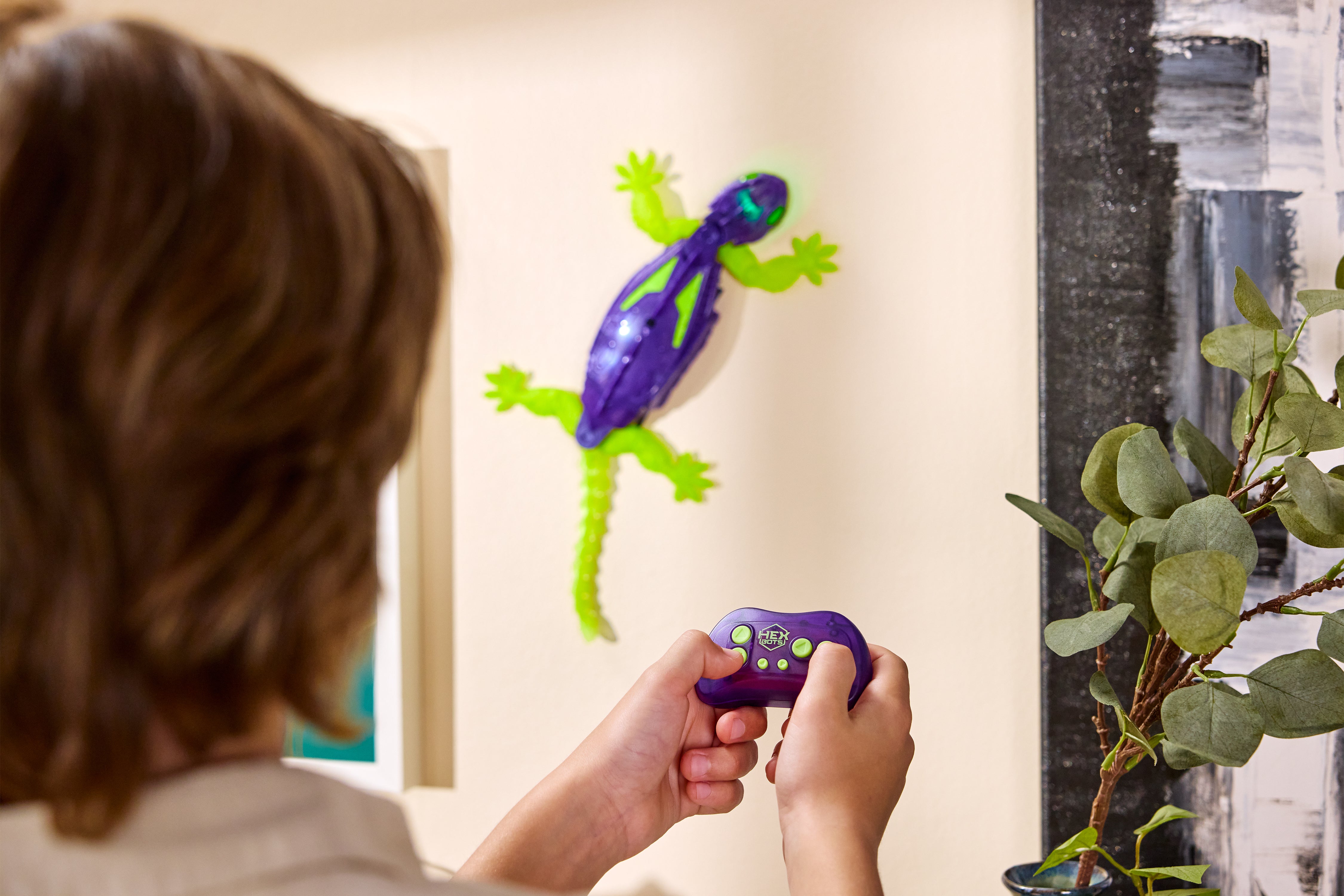 Hex Bots Wall Crawler Gecko Glow in The Dark