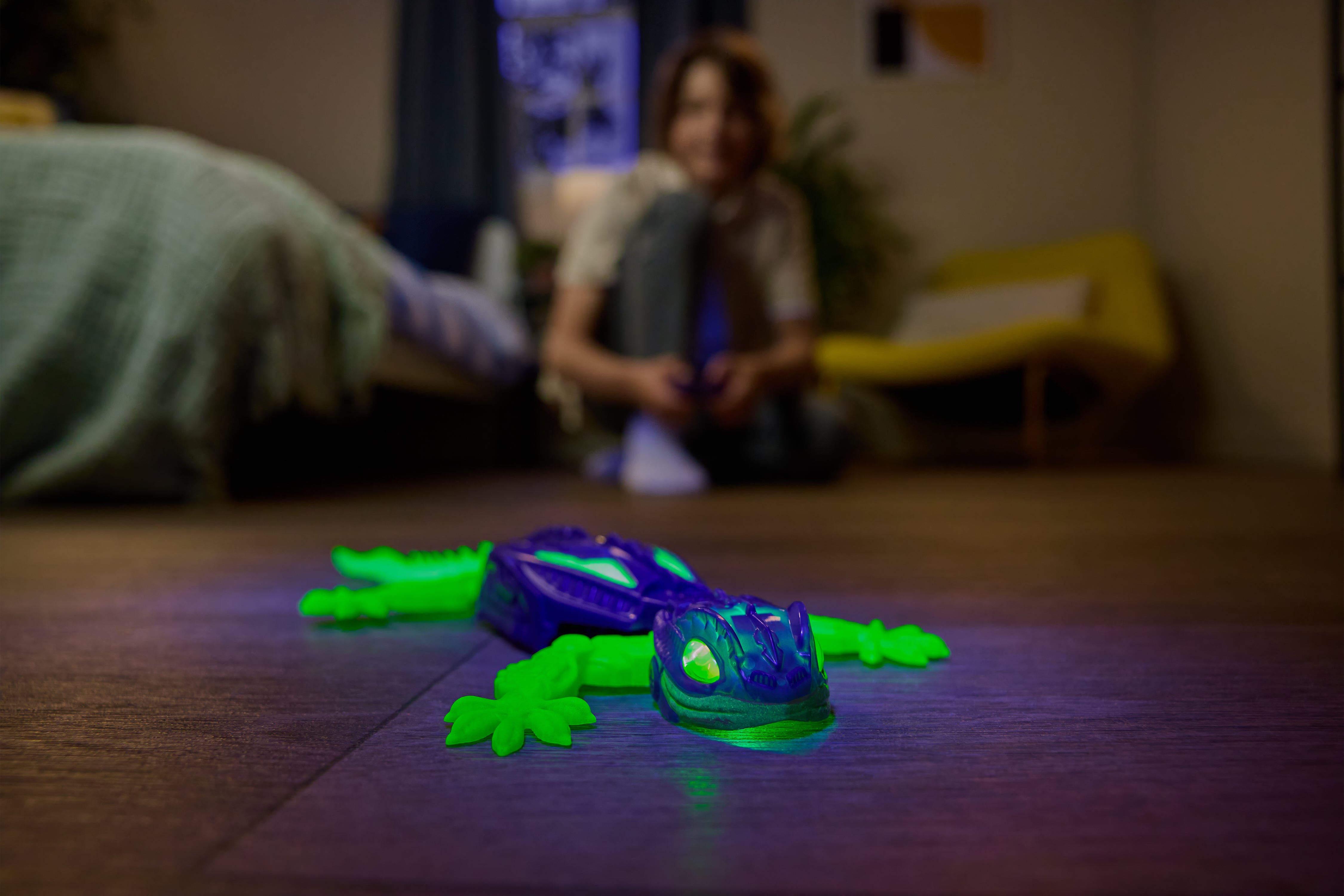 Hex Bots Wall Crawler Gecko Glow in The Dark