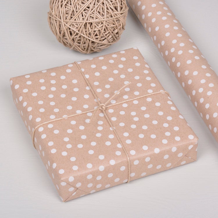 Gavepapir 5m x 57cm Kvist/Hvite Prikker