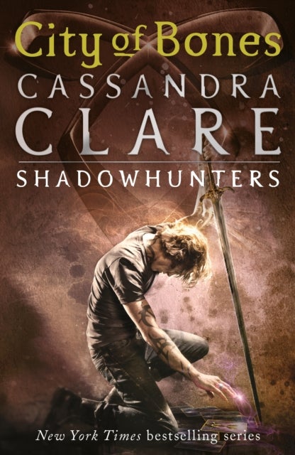 The Mortal Instruments 1: City of Bones - From the international bestselling author who defined romantasy: the original Shadowhunter series about demon hunting, betrayal, secrets and forbidden love