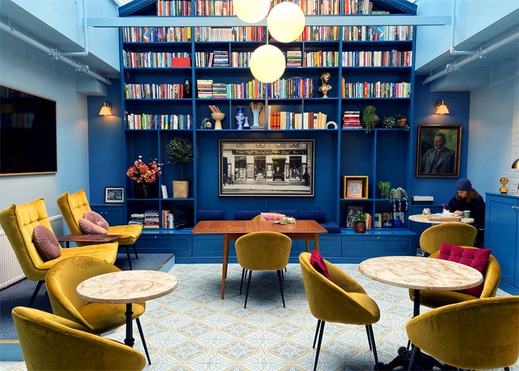 Bilde fra Olaf Norlis Salong, den blå caféen og arrangementslokalet i 2. etasje hos Norli Universitetsgata