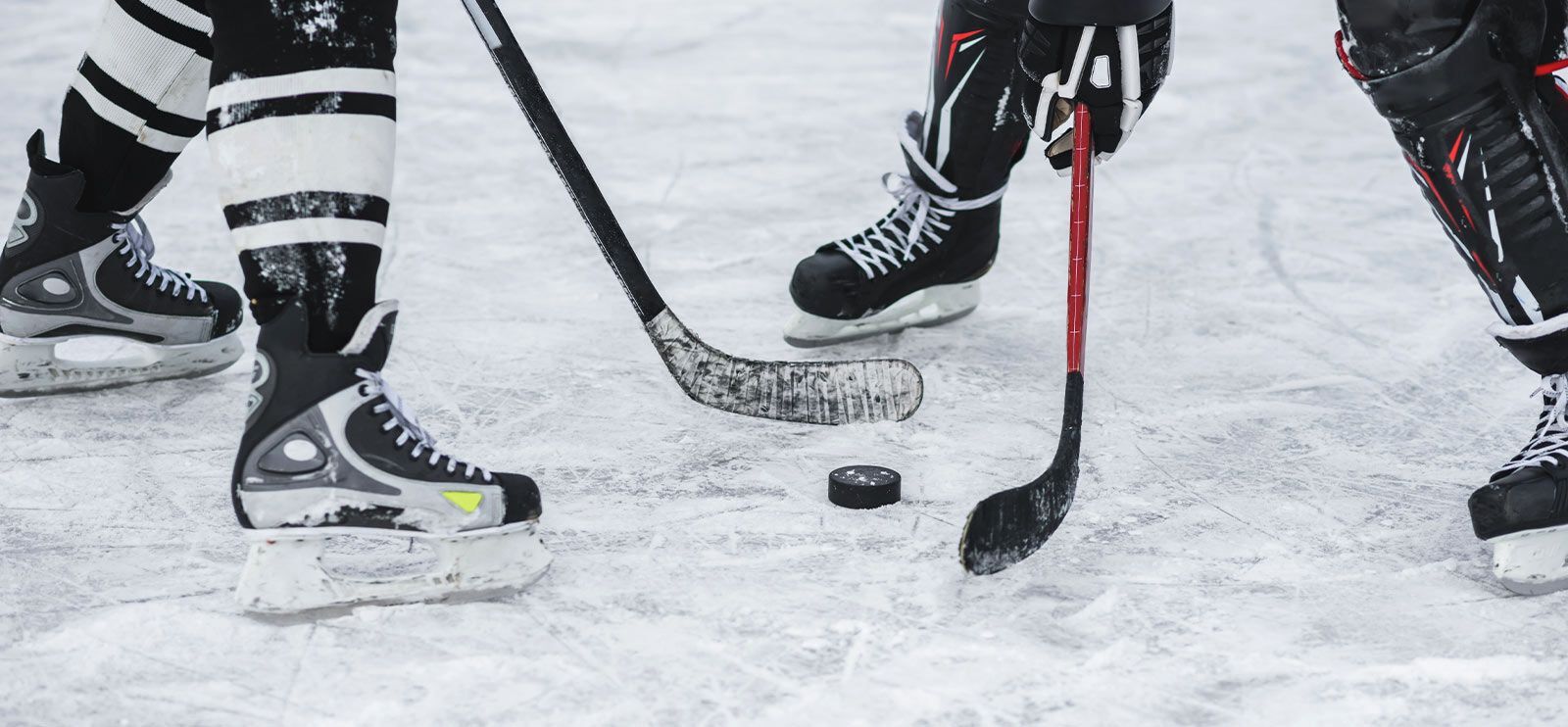 Det blir hett på ishockeybanen i TV-serien Heated Rivalry. Foto: johnalexandr