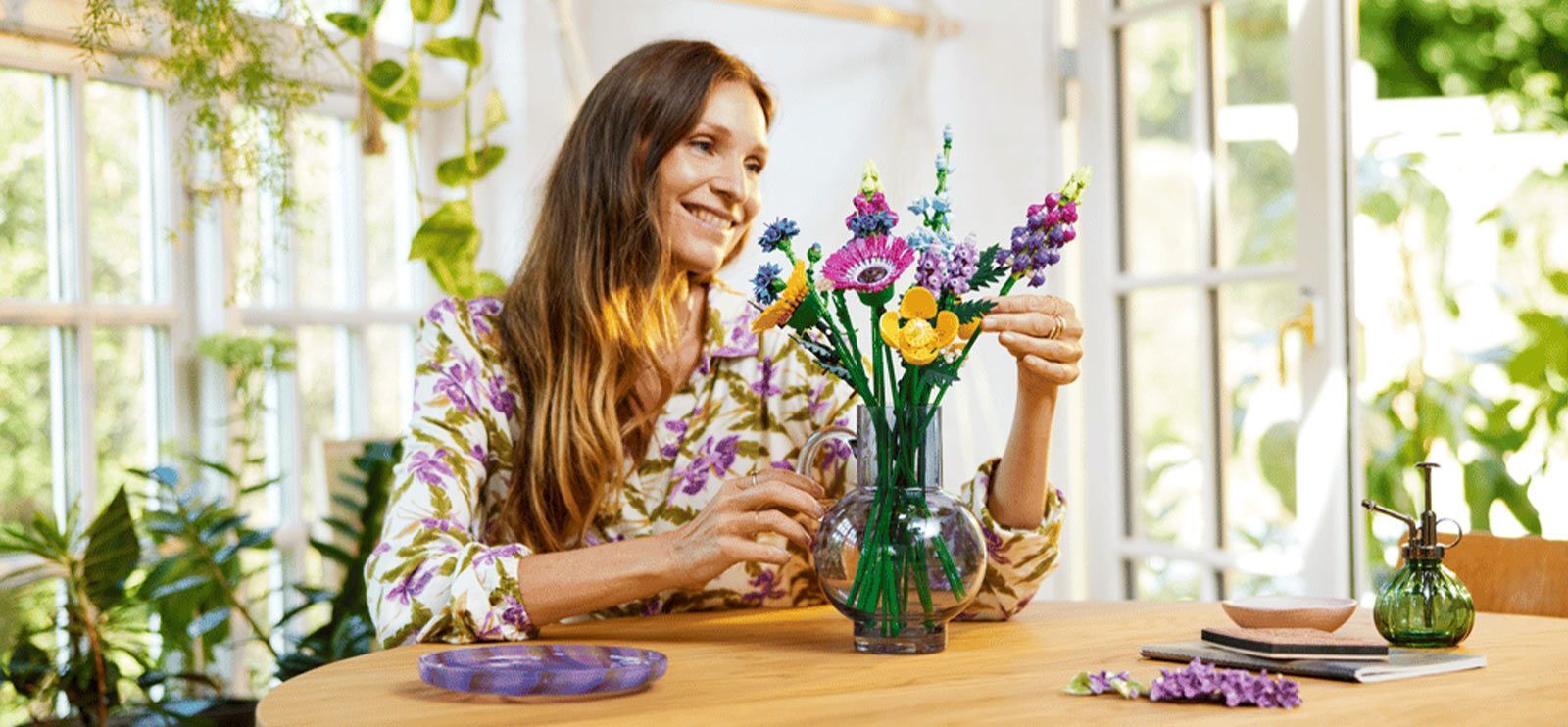 Bygg en unik og vakker LEGO-bukett med markblomster. Foto: LEGO