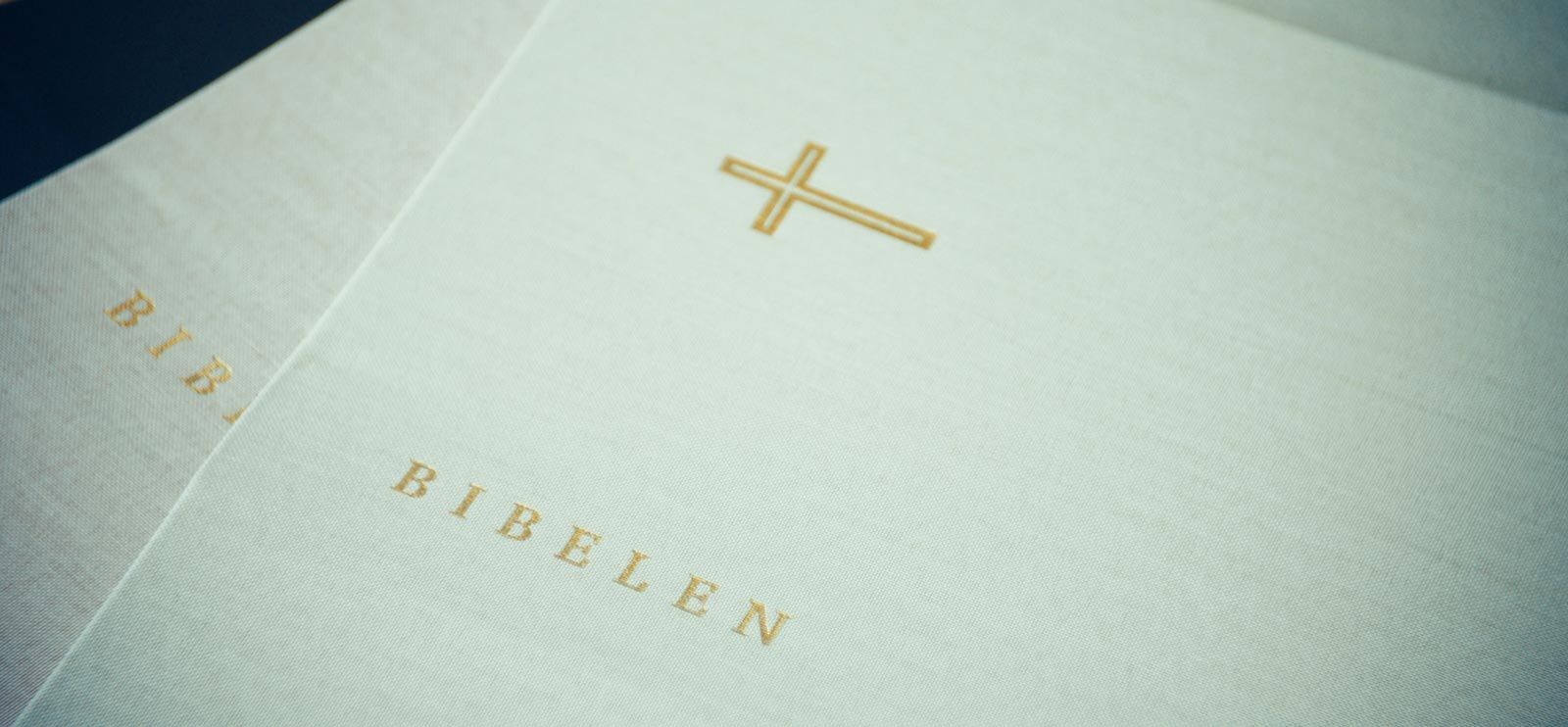 Bibel 2024 er en vakker og tidløs gave til konfirmanten. Foto: Bibelselskapet