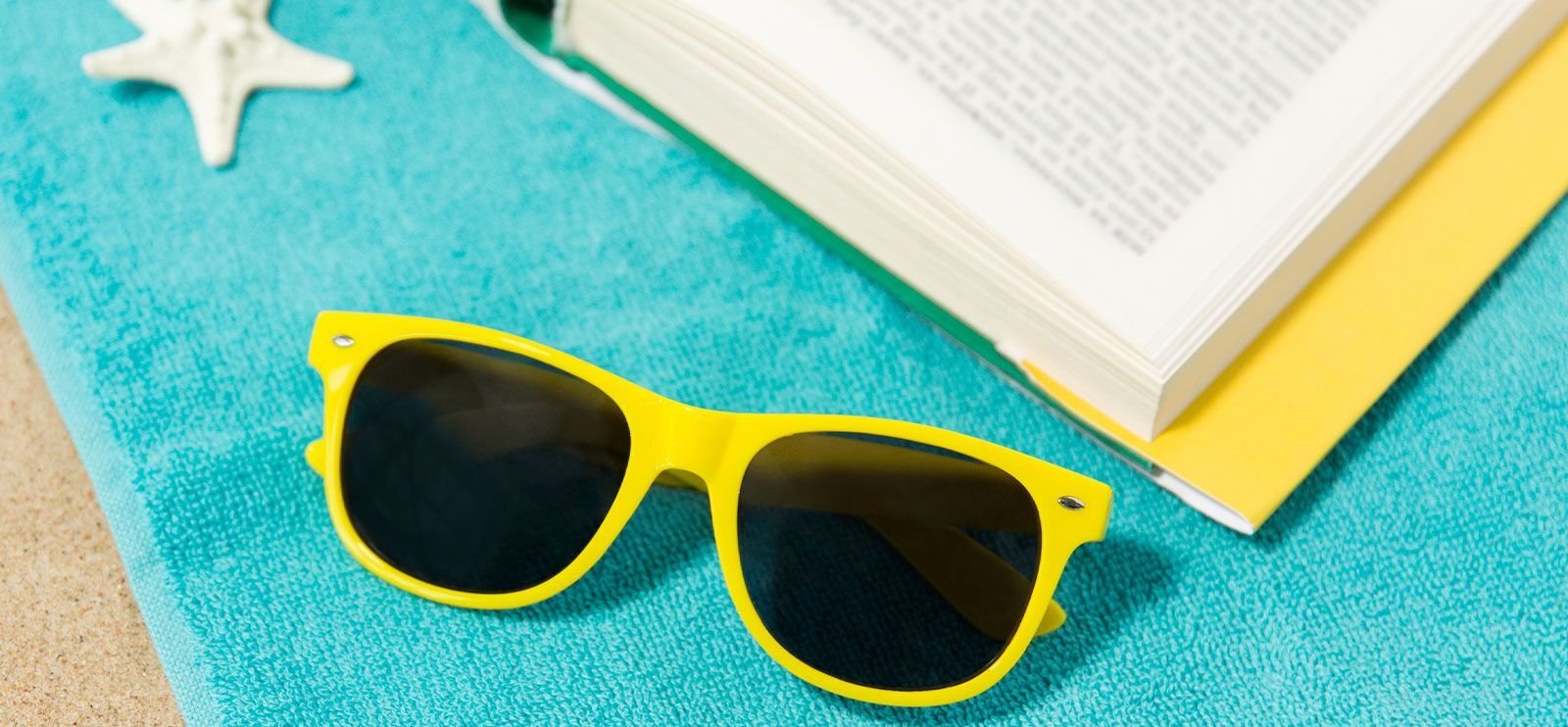 Ta med en god bok til strandkosen! Foto: Syda Productions