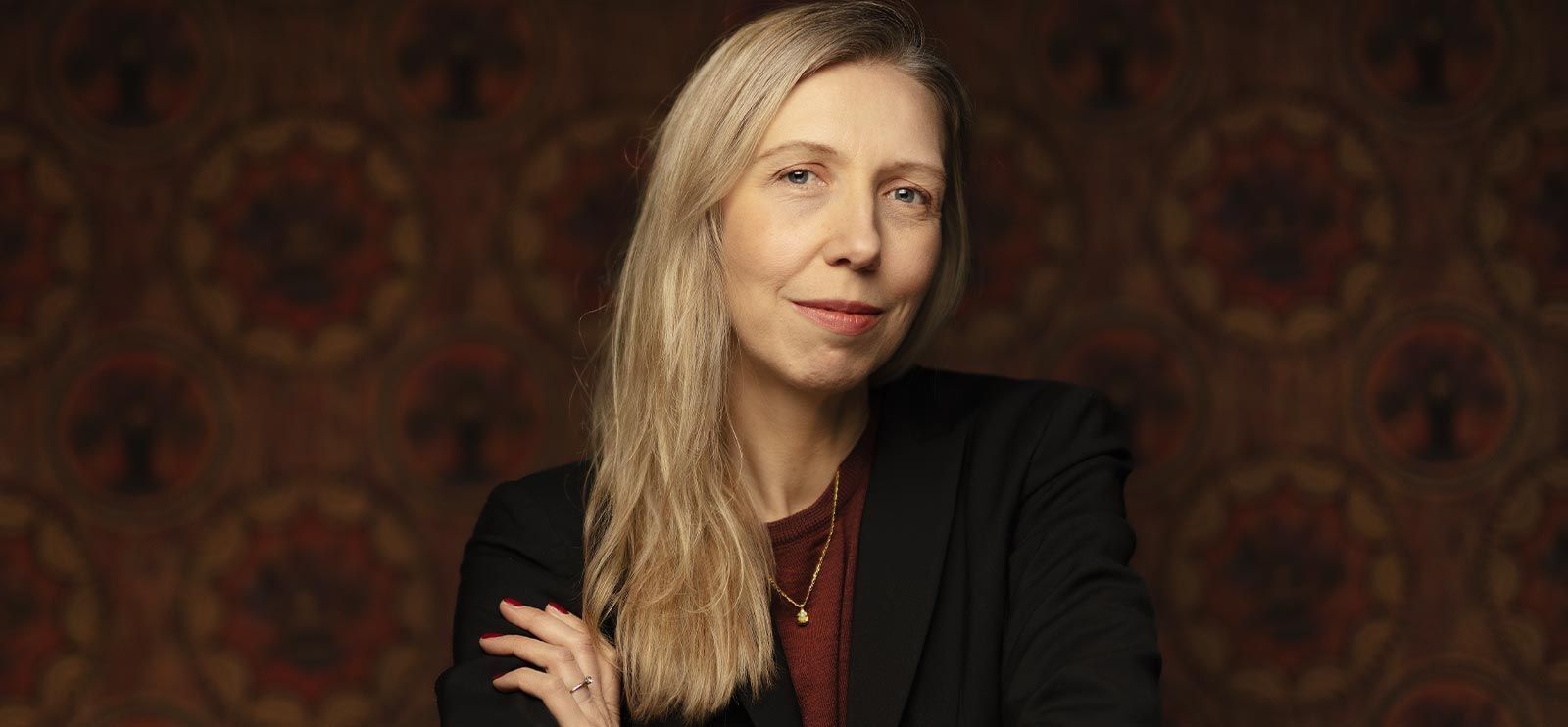 Portrett av forfatter Helene Flood, som er aktuell med den psykologiske thrilleren Nærmeste nabo.
