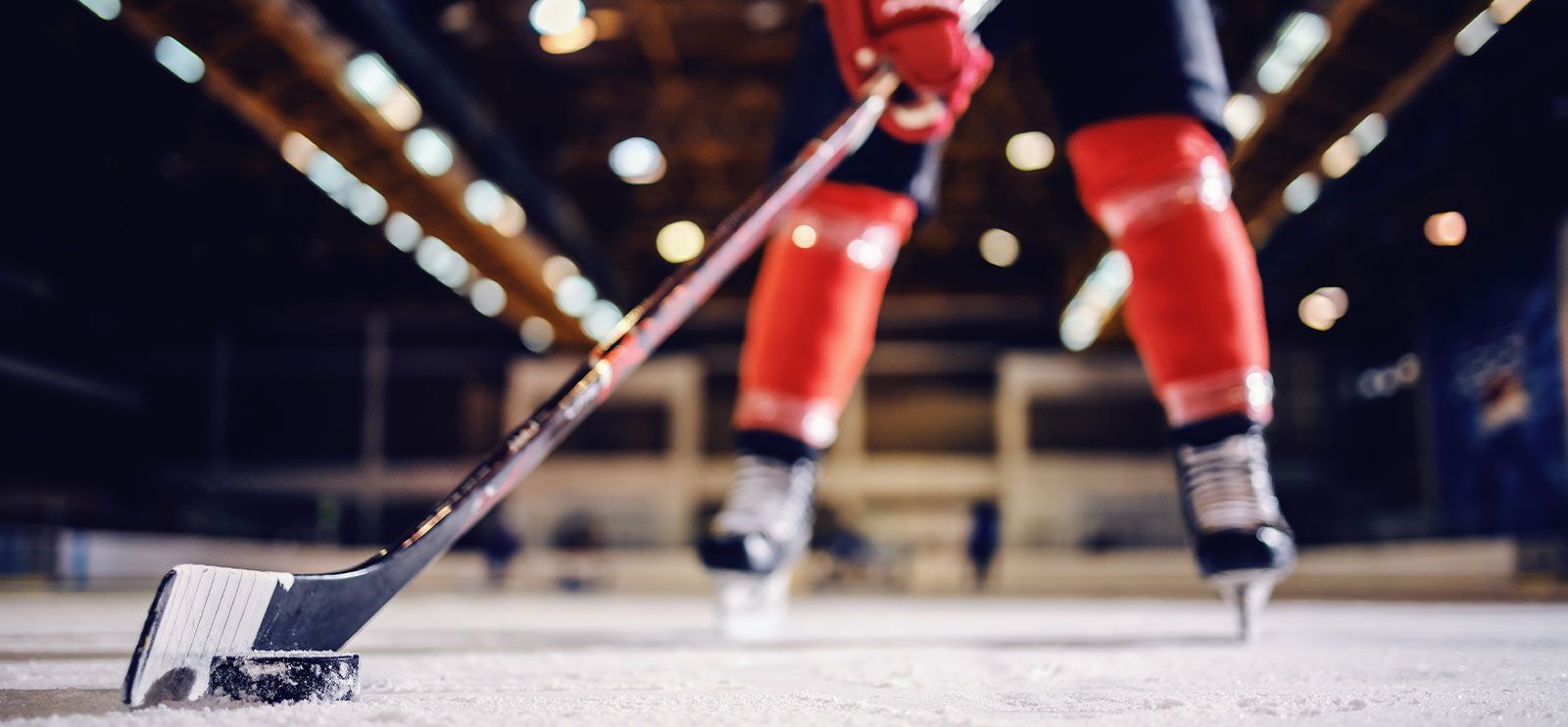Hockeyspiller på banen