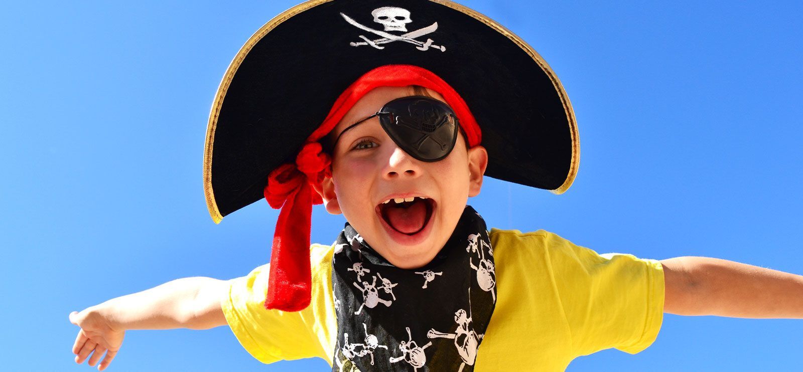 Gutt i piratkostyme ser i kamera