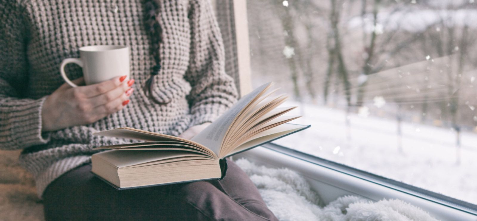 Fyll tekoppen og pakk deg inn med en god bok i vinter! Foto: NinaMalyna
