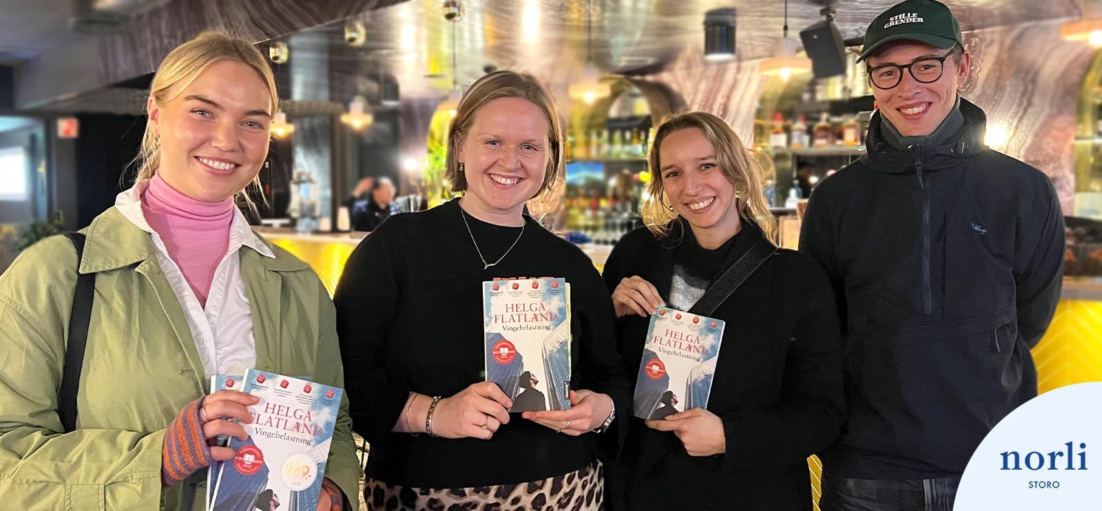Unge voksne som møtte opp på Norli Storos Lesesirkel. Fire personer som holder romanen "Vingebelastning".