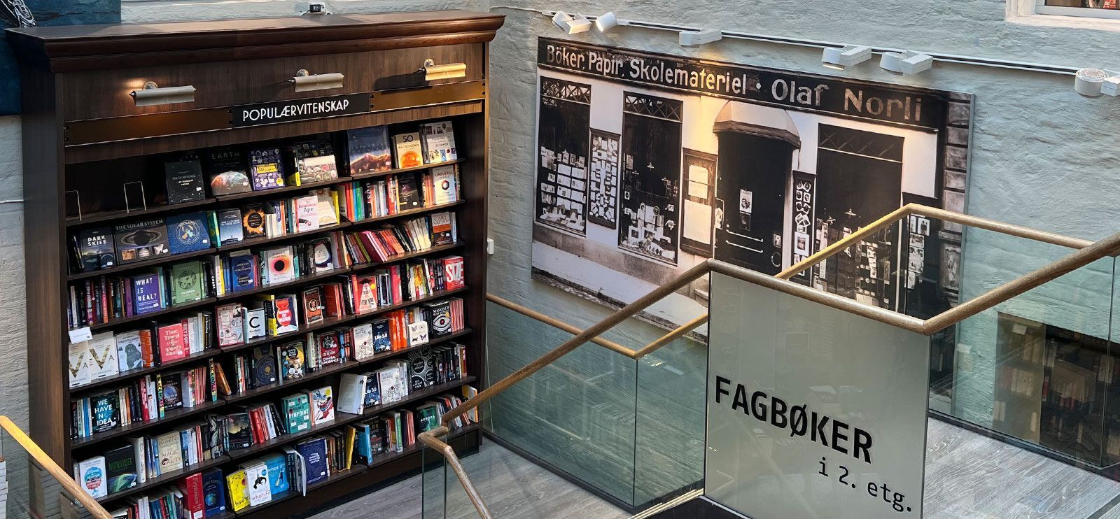 Norli Universitetsgata er en bokhandel med to etasjer. Foto: Maja Marcussen