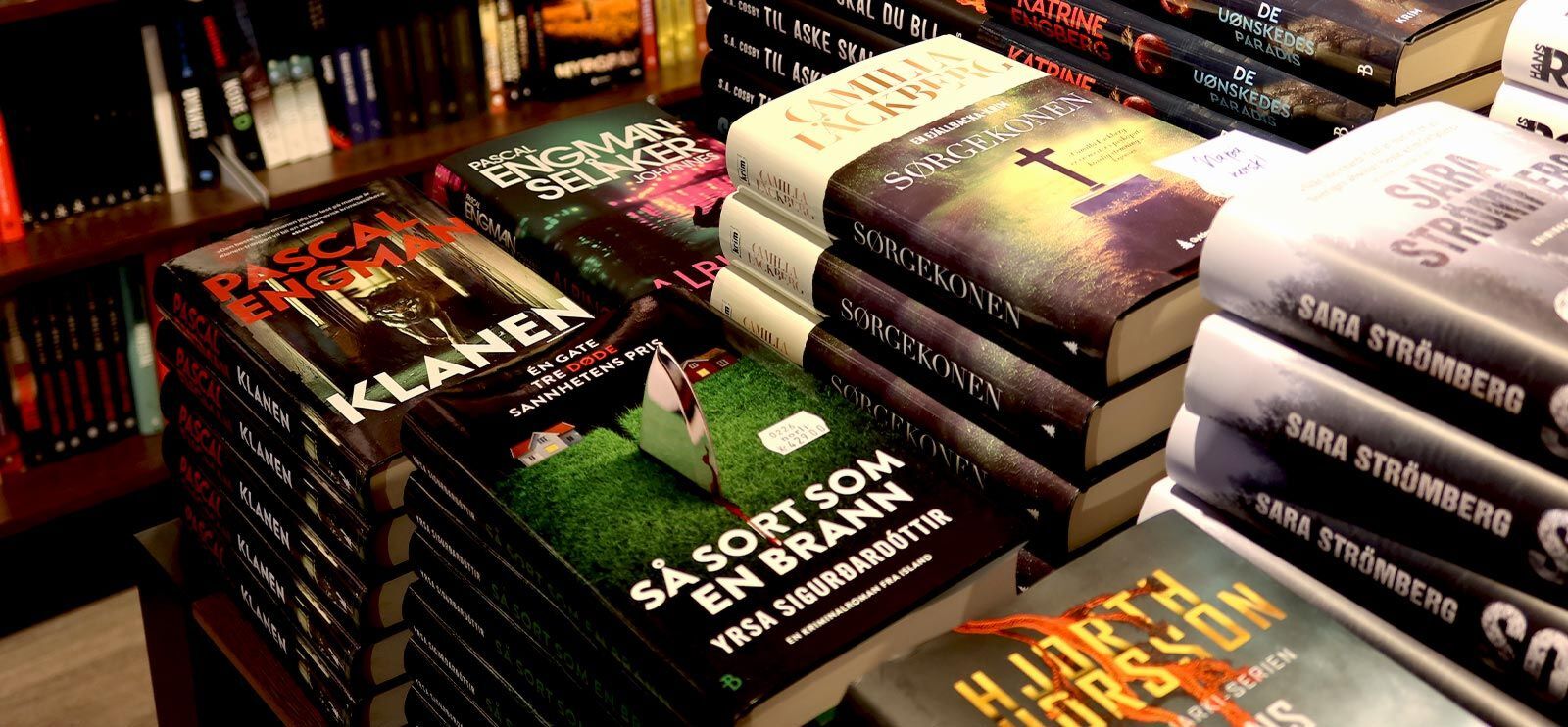 Bunker med krimbøker i en Norli Bokhandel. Foto: Marlen Eriksen