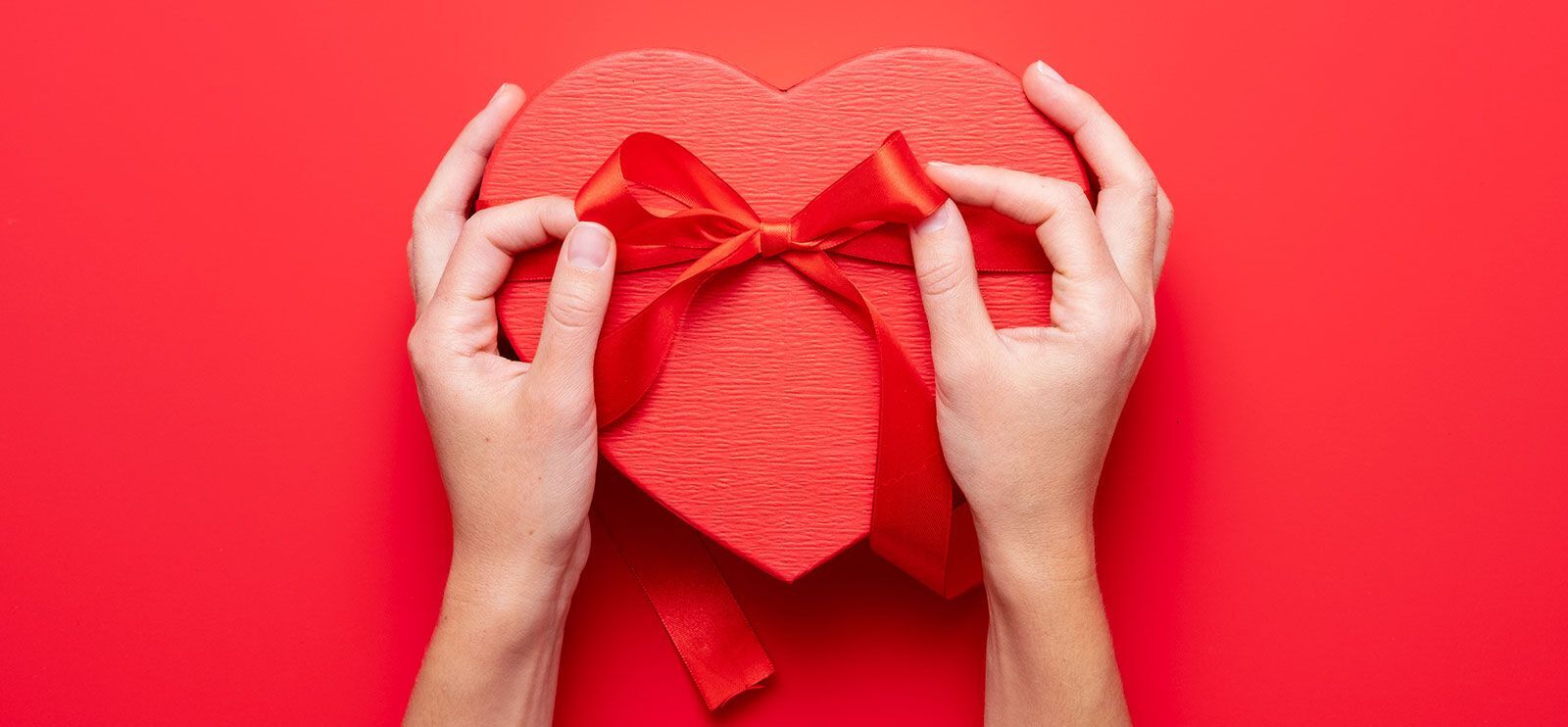 Kjærlighetens dag markeres ofte med blomster, gaver og romantiske kort. Foto: Adobe Stock