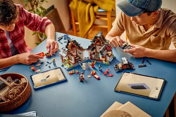 Lego 15-årsjubileumssett med 4 våpen-smia 71858