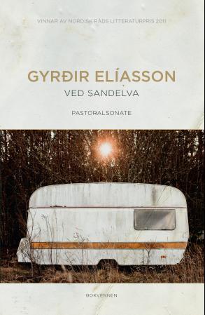 Bilde av Ved Sandelva Av Gyrðir Elíasson