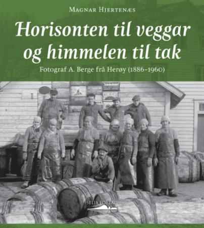 Horisonten til veggar og himmelen til tak - fotograf A. Berge frå Herøy (1886-1960)
