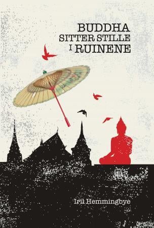 Buddha sitter stille i ruinene