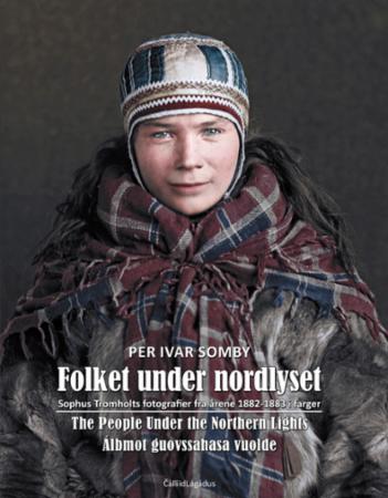 Bilde av Folket Under Nordlyset = People Under The Northern Lights = Álbmot Guovssahasa Vuolde Av Per Ivar Somby