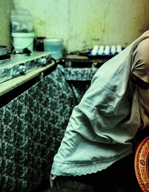 Tea & thread - portraits of Middle Eastern women far from home