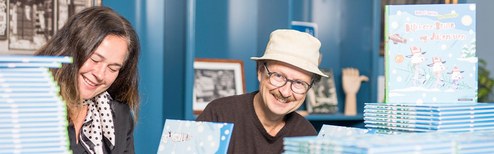 Gry Moursund og Bjørn F. Rørvik signerer forhåndsbestilte eksemplarer av «Bukkene Bruse og julenissen» så blekket spruter. (Foto: Maria Kleppe Vihovde)
