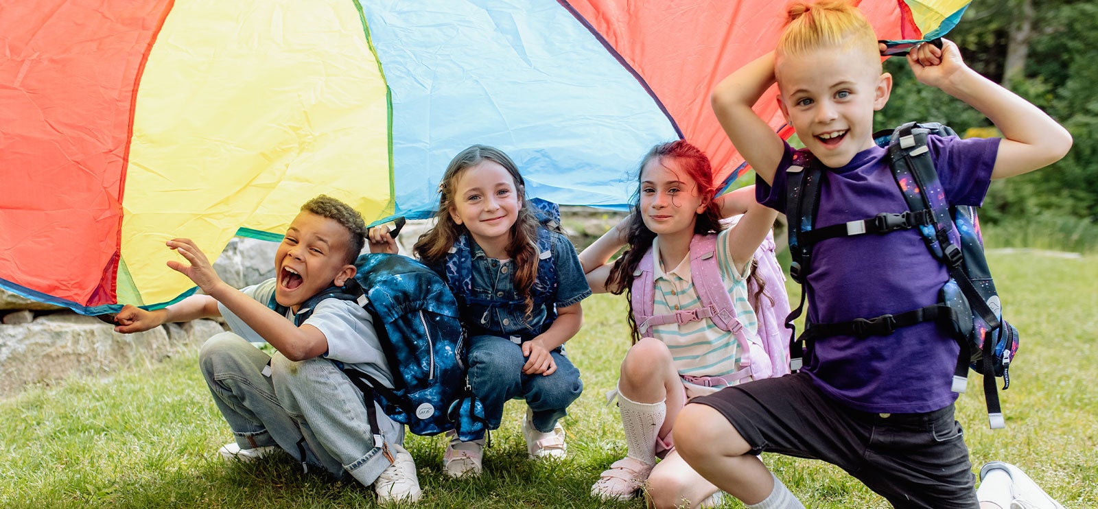 Barn som leker og har på skolesekk fra Beckmann