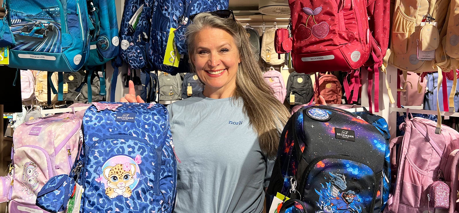 1. klassesekker fra Beckmann: ansatt holder sekkene Cheetah og Ninja Elements