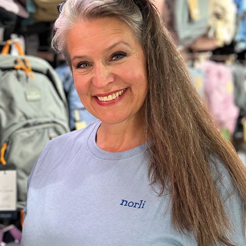 Butikkleder Liv Åshild St. Gilje på Norli Paleet har full oversikt over årets skolesekker.