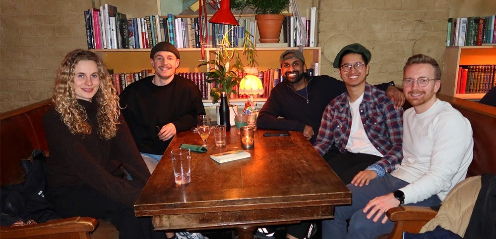 In medias res-gjengen sitter på Oslo Mekaniske Verksted og har bokklubb.