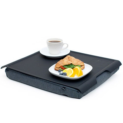 Laptray er et brett du kan sette på fanget og plassere mat og ting på
