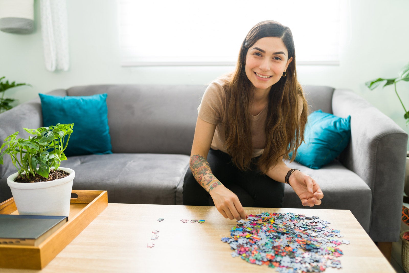 Dame som legger puslespill. Foto Adobe Stock