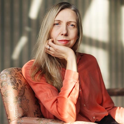 Portrett av Helene Flood sittende i en lenestol med hånden under haken. Hun er aktuell med den psykologiske thrilleren Nærmeste nabo.