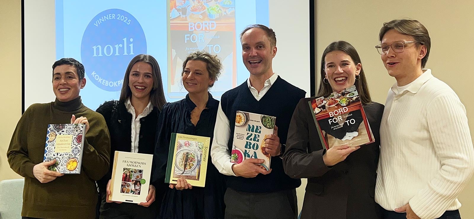 Norlis kokebokpris 2025 Forfatterne bak årets fem beste kokebøker smiler bredt under utdelingen av Norlis kokebokpris 2025. Vinnerne ble Fredrikke Gullbekk og Andreas Offenberg med Bord for to. De øvrige nominerte var Aicha Bouhlou (Aichas smaksreise), Live Krangnes Edvardsen (F
