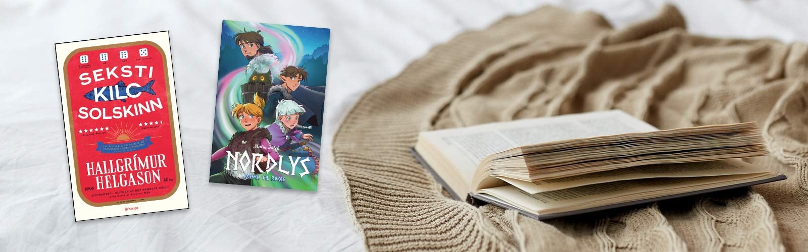 Koselig bilde av åpen bok på pledd. Omslag til Seksti kilo solsinn og Nordlys Reisen til Røros er lagt på bildet.