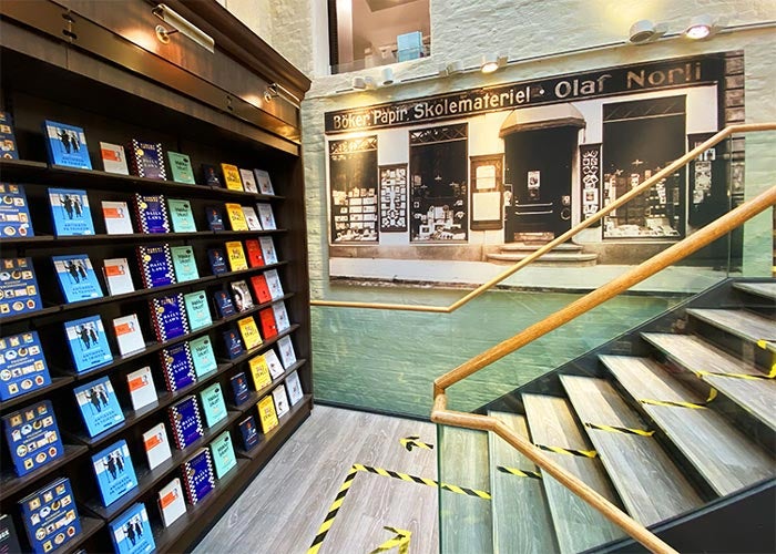 Bokhylle og trapp i Norli Universitetsgata