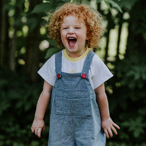 Fæbrik kids Fæbrik kids: Rødhåret barn som har på hjemmesydd snekkerbukse.