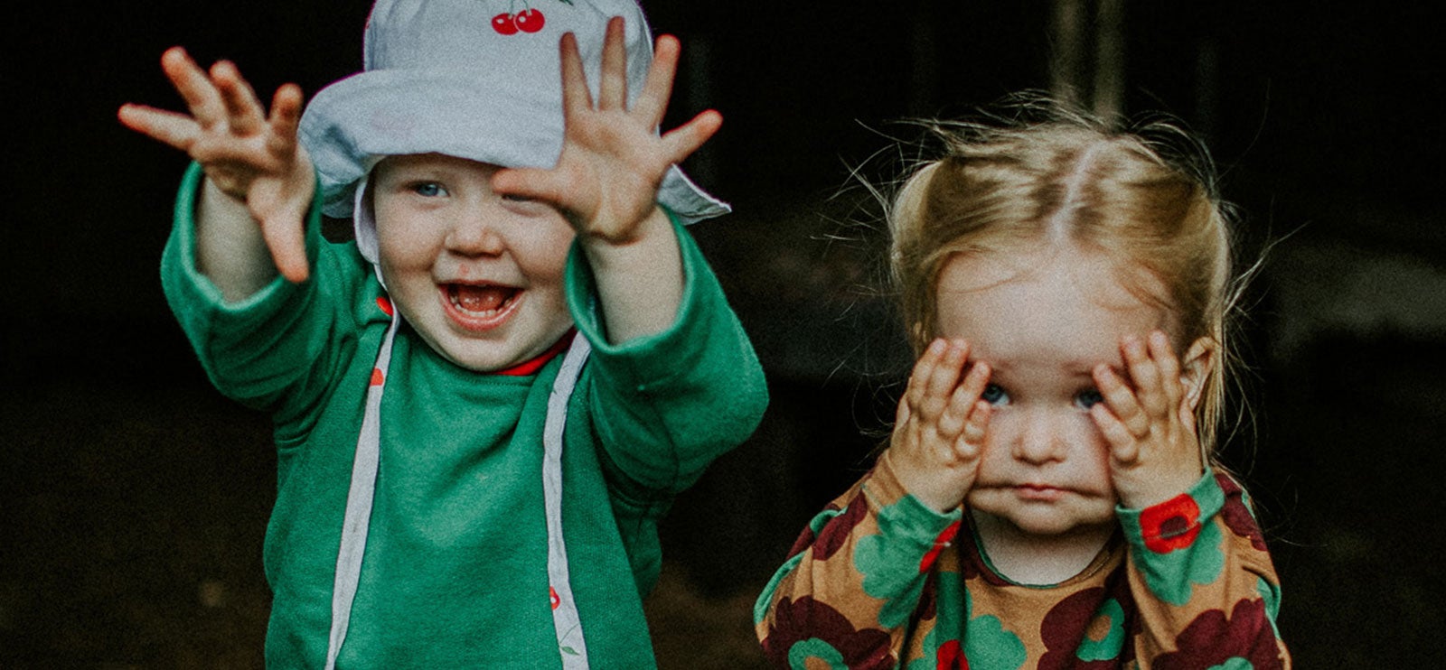 Fæbrik kids Fæbrik kids: To barn som tuller foran kamera i hjemmesydde klær