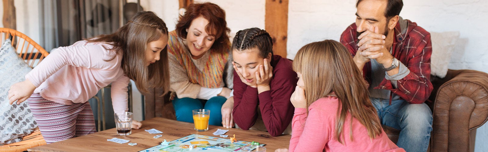 Familie som spiller brettspill