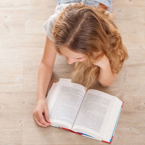 Jente som leser bok