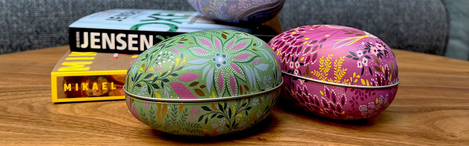 Påskehygge med påskeegg i metall og påskekrim