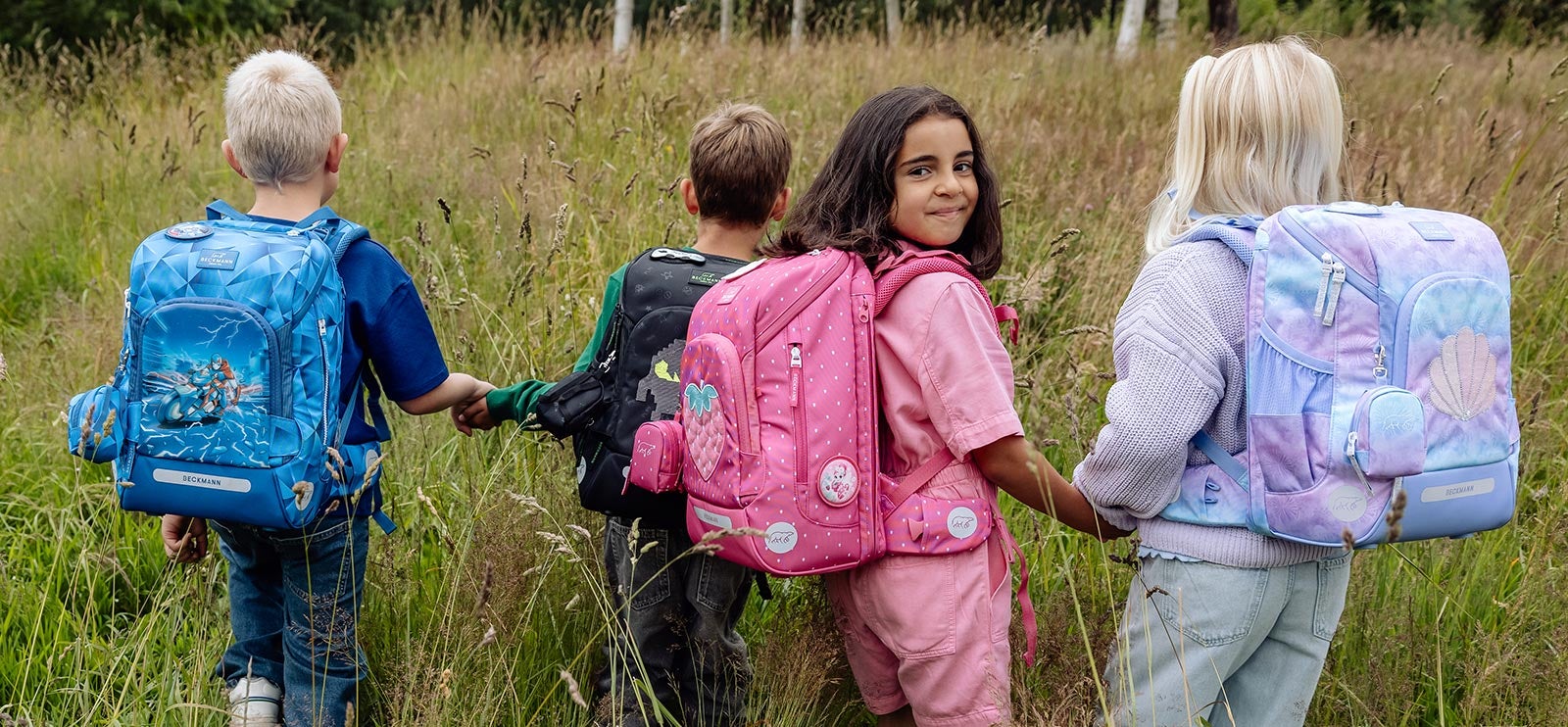 1. klassesekker fra Beckmann Barn som leker og har på skolesekk fra Beckmann